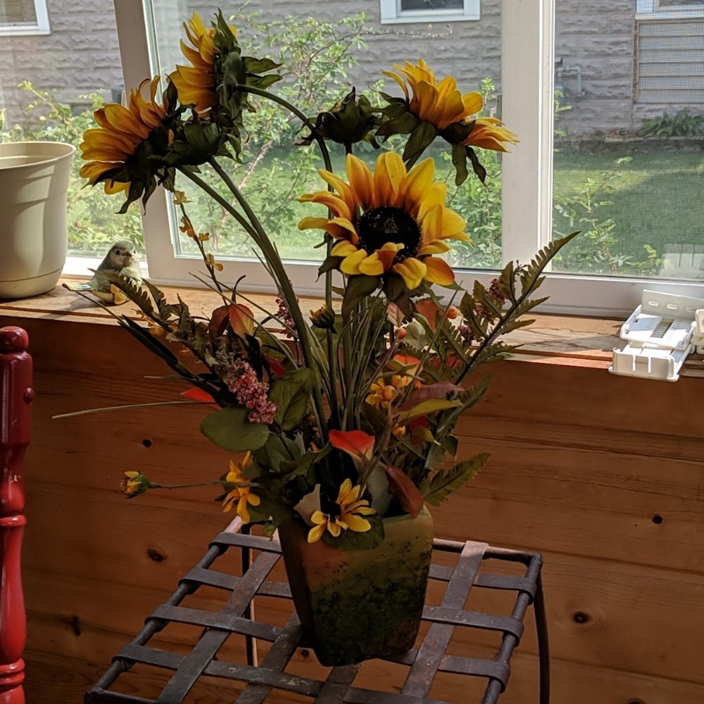 Sunflower floral arrangement - Picture 3 of 8